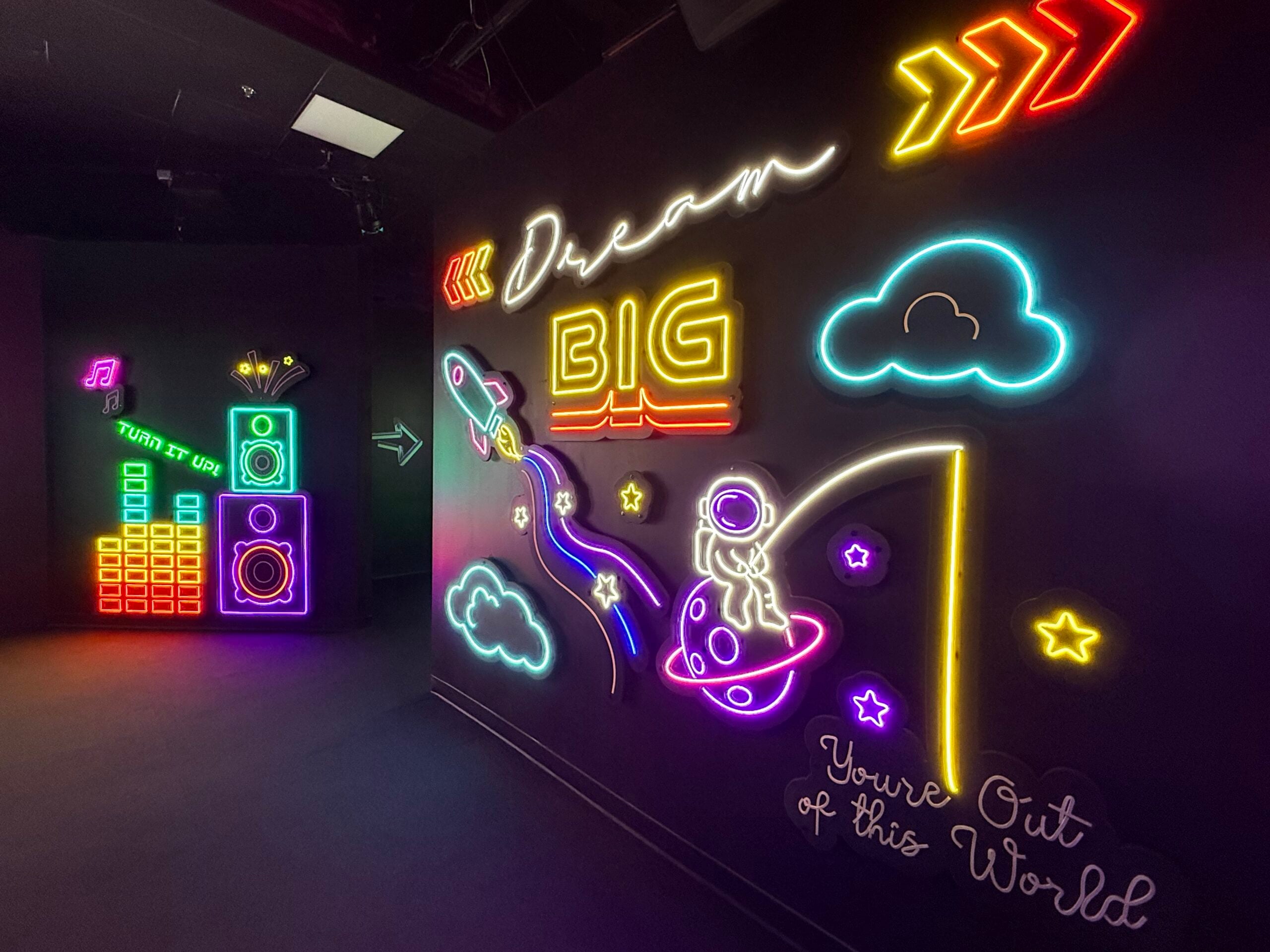 Super Neon: A Family-Friendly Glow-Up at Mall of America
