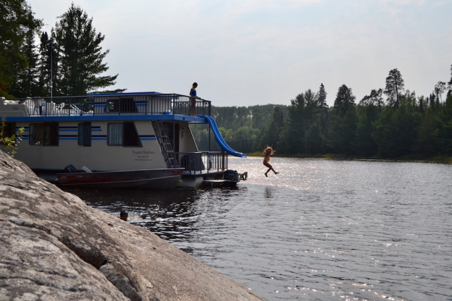 Voyagaire Houseboats’ 44-foot Sportcruiser sleeps up to 8 people in Minnesota’s Voyageurs National Park. Photo courtesy of Voyagaire Houseboats